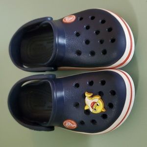 Crocs size Toddler 8, Crocband, navy blue red stripe baby shark jibbitz charm